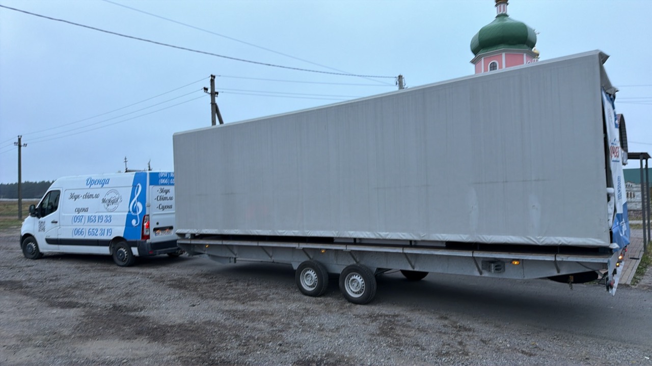 Пересувна мобільна сцена 6×8 у транспортному положенні перед розгортанням у Шпанові