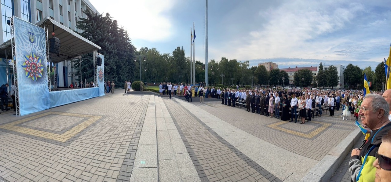 Глядачі та мобільна сцена на відкритій події у Рівному