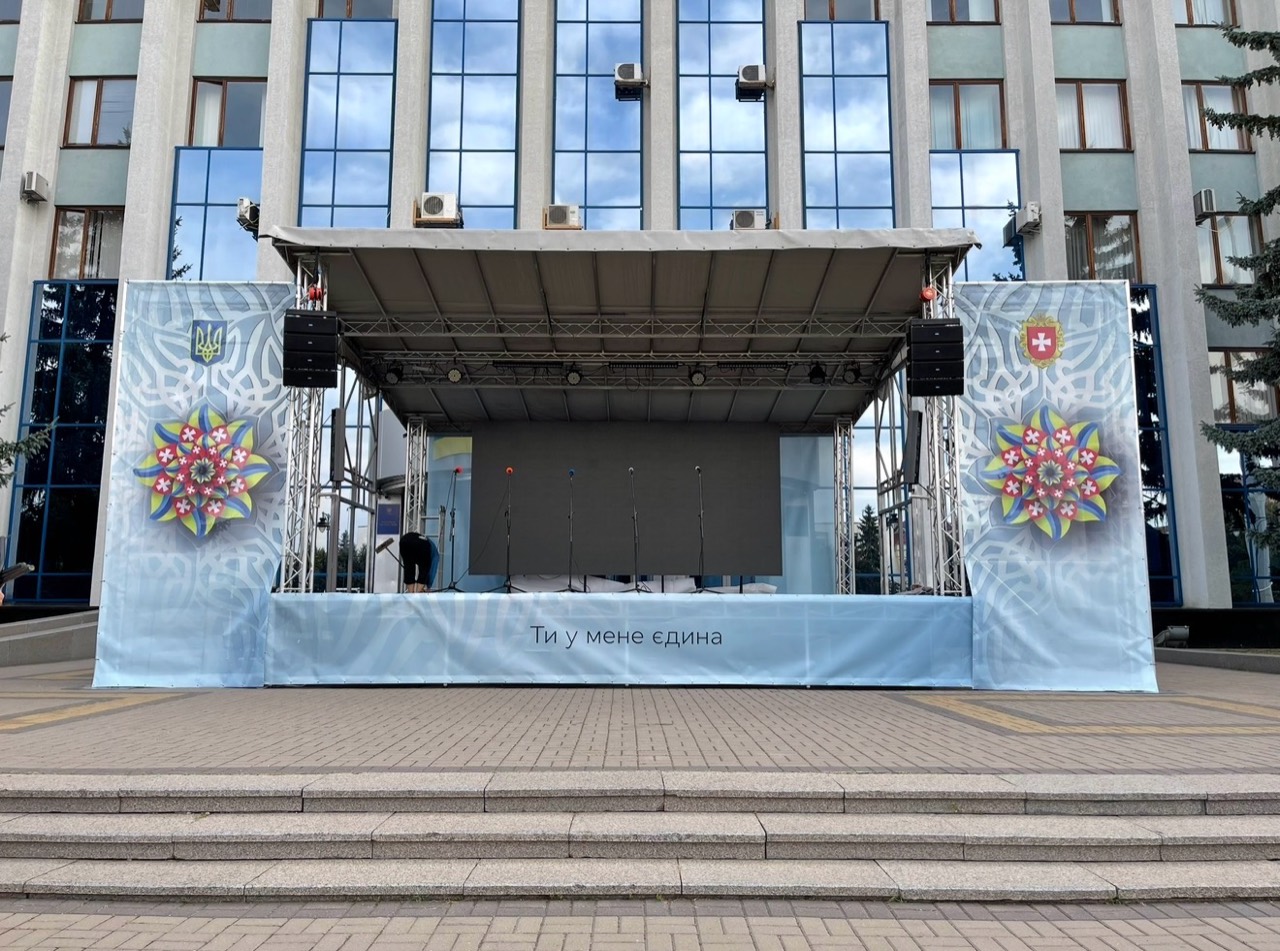 Мобільна сцена перед подією у Рівному